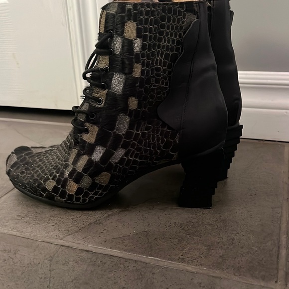 Papucei all leather  booties ..black with tan checks ... sz 40, side zipper .. - Picture 6 of 8